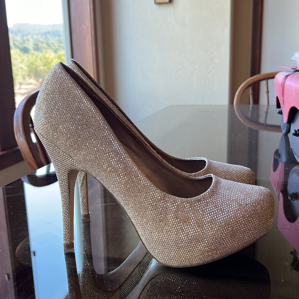 Mix No. 6, Sarti Women’s Gold Glitter Platform Heel Dress Shoes, size US 9.